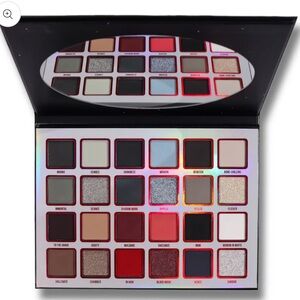 Blend bunny Cosmetics Haunt me eyeshadow palette